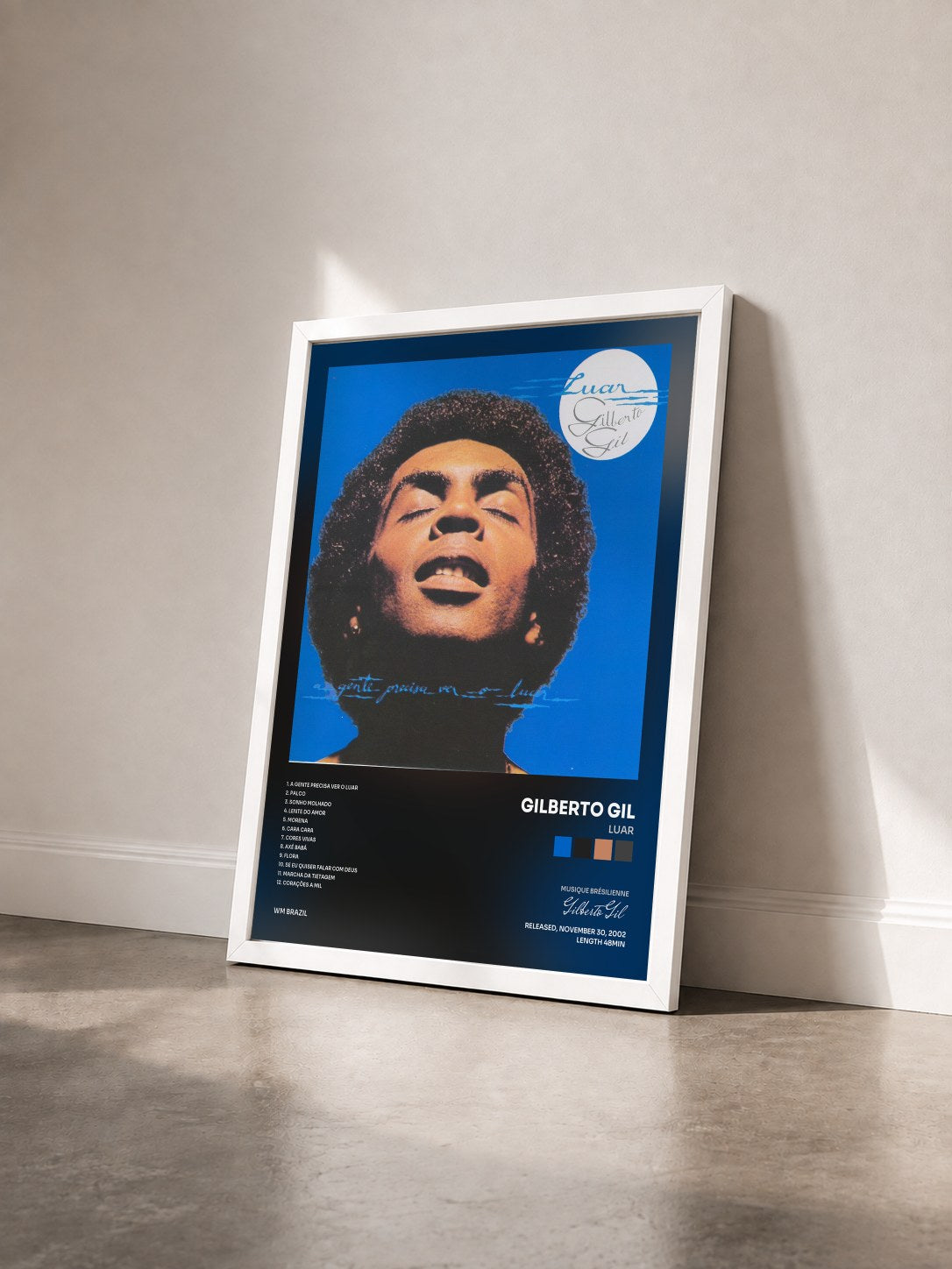 #blanc Tableau de l'album Luar de Gilberto Gil vu de trois quarts, cadre blanc