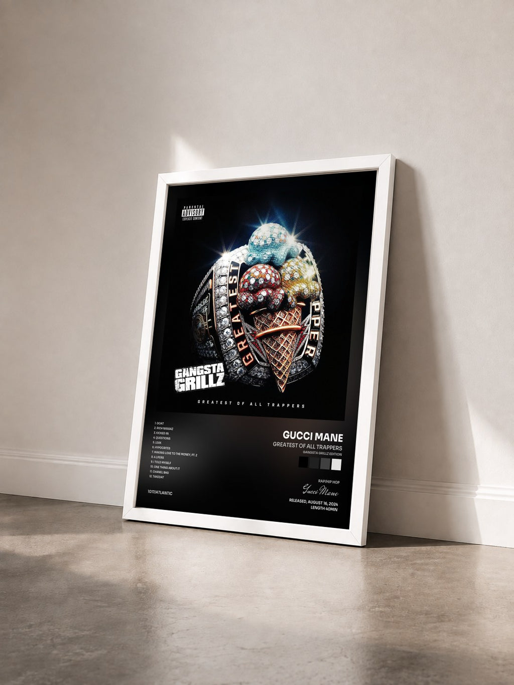 #blanc Greatest Of All Trappers (Gangsta Grillz Edition) di Gucci Mane in stampa incorniciata vista di tre quarti, cornice bianca