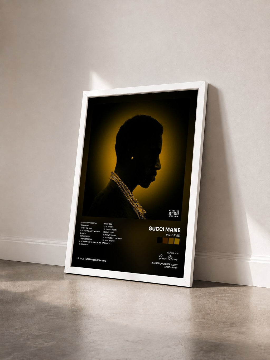 #blanc Mr. Davis von Gucci Mane als gerahmter Kunstdruck von schräg gesehen, weißer Rahmen