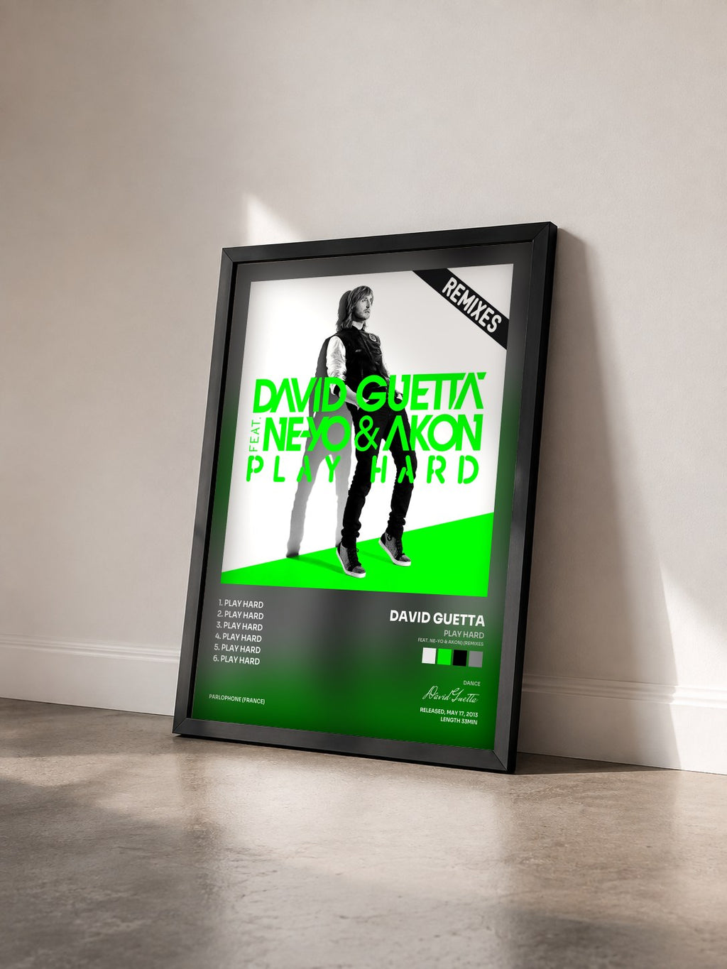 #noir Play Hard (feat. Ne-Yo & Akon) (Remixes) di David Guetta in stampa incorniciata vista di tre quarti, cornice nera