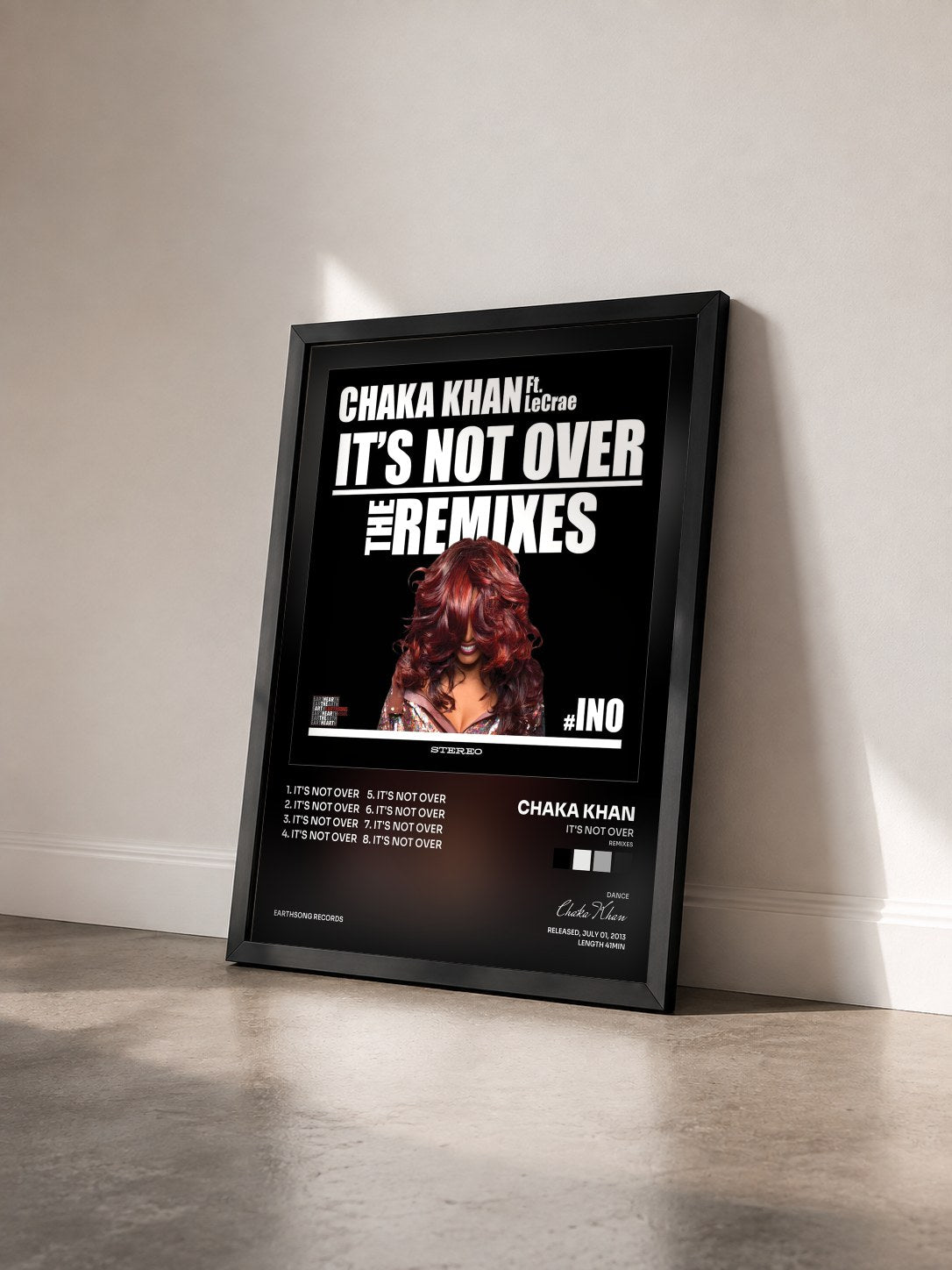 #noir Tableau de l'album It's Not Over (Remixes) de Chaka Khan vu de trois quarts, cadre noir