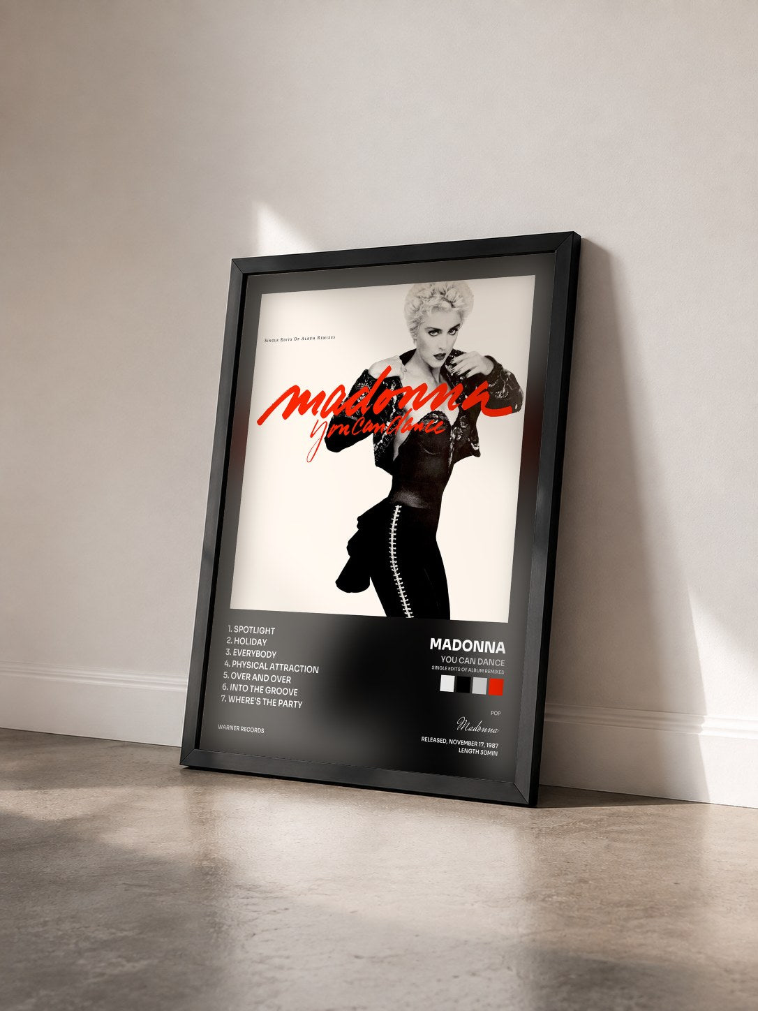 #noir Tableau de l'album You Can Dance (Single Edits of Album Remixes) de Madonna vu de trois quarts, cadre noir