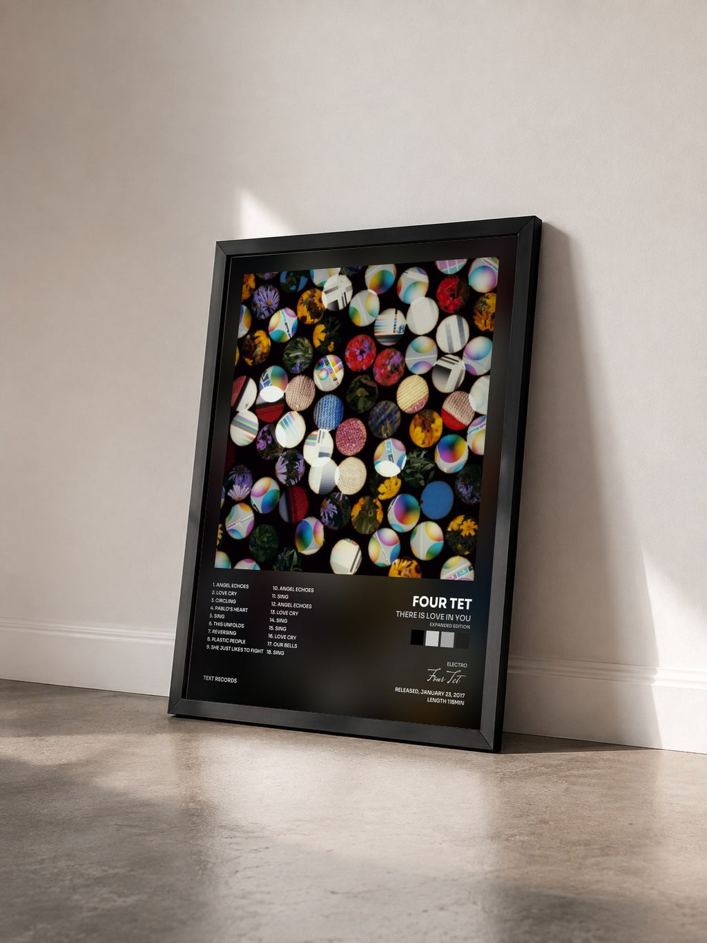 #noir There Is Love in You (Expanded Edition) von Four Tet als gerahmter Kunstdruck von schräg gesehen, schwarzer Rahmen