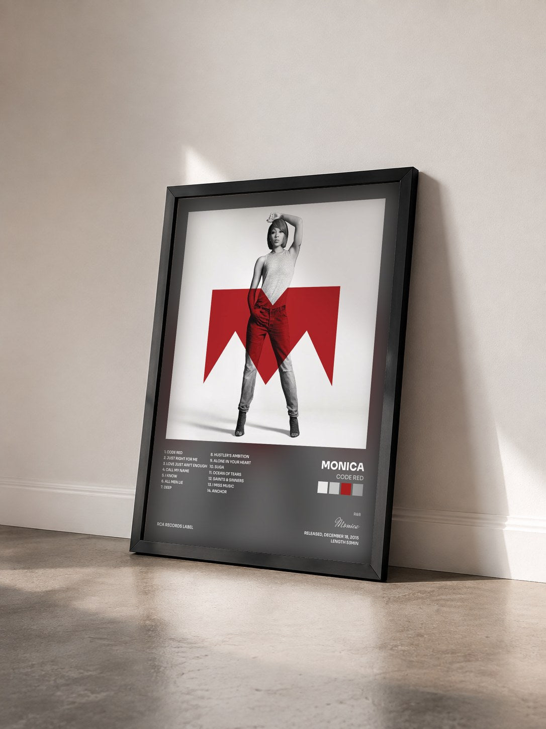 #noir Code Red von Monica als gerahmter Kunstdruck von schräg gesehen, schwarzer Rahmen