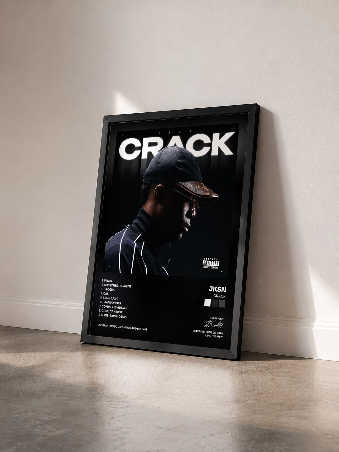 #noir Crack di JKSN in stampa incorniciata vista di tre quarti, cornice nera