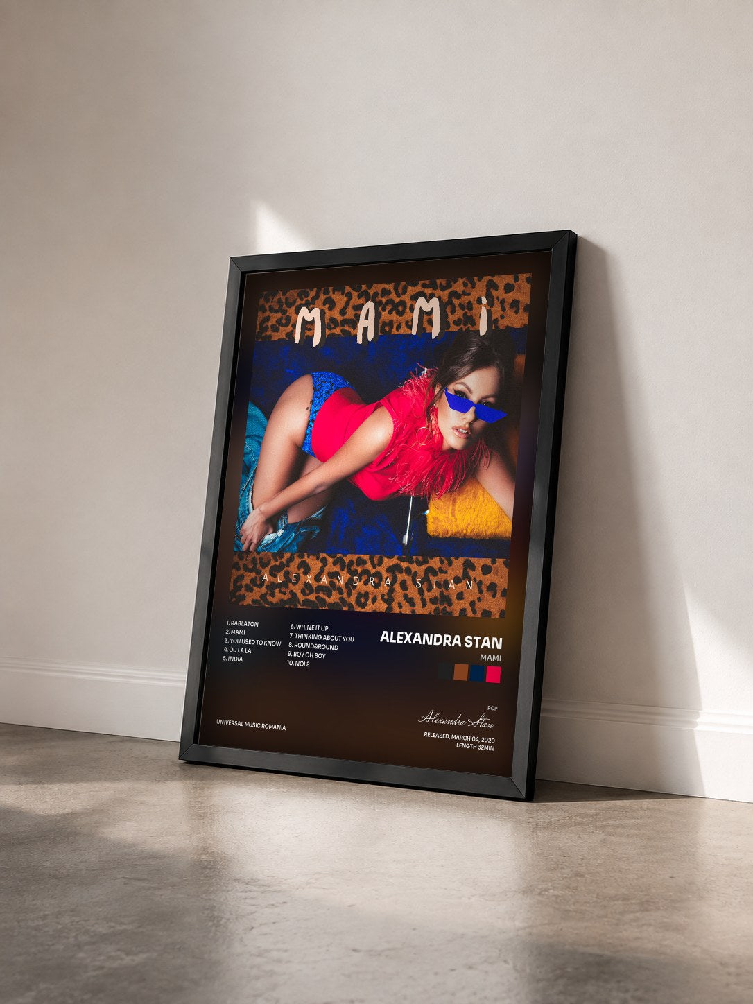 #noir Tableau de l'album Mami de Alexandra Stan vu de trois quarts, cadre noir