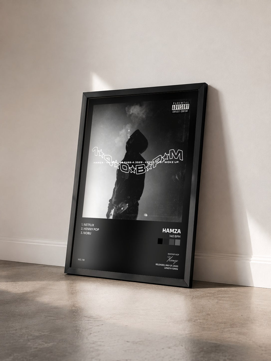 #noir 140 BPM von Hamza als gerahmter Kunstdruck von schräg gesehen, schwarzer Rahmen