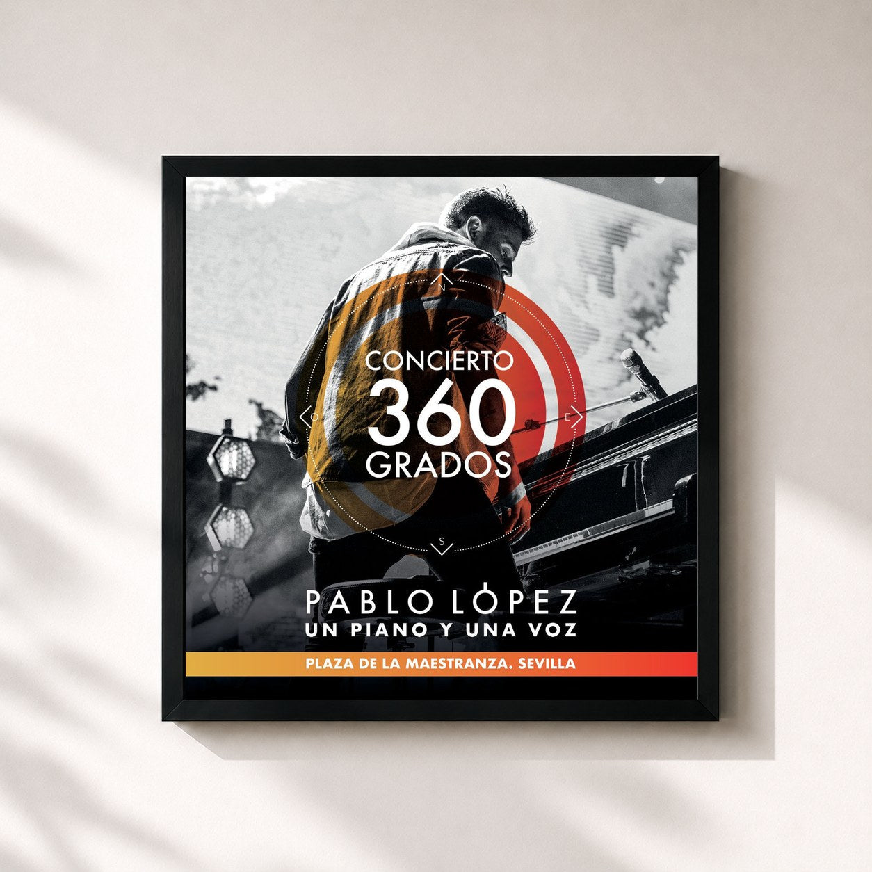 #noir Tableau carré de l'album Un Piano Y Una Voz En 360º Desde La Maestranza De Sevilla (En Concierto 360 Grados) de Pablo López, cadre noir 32x32 cm