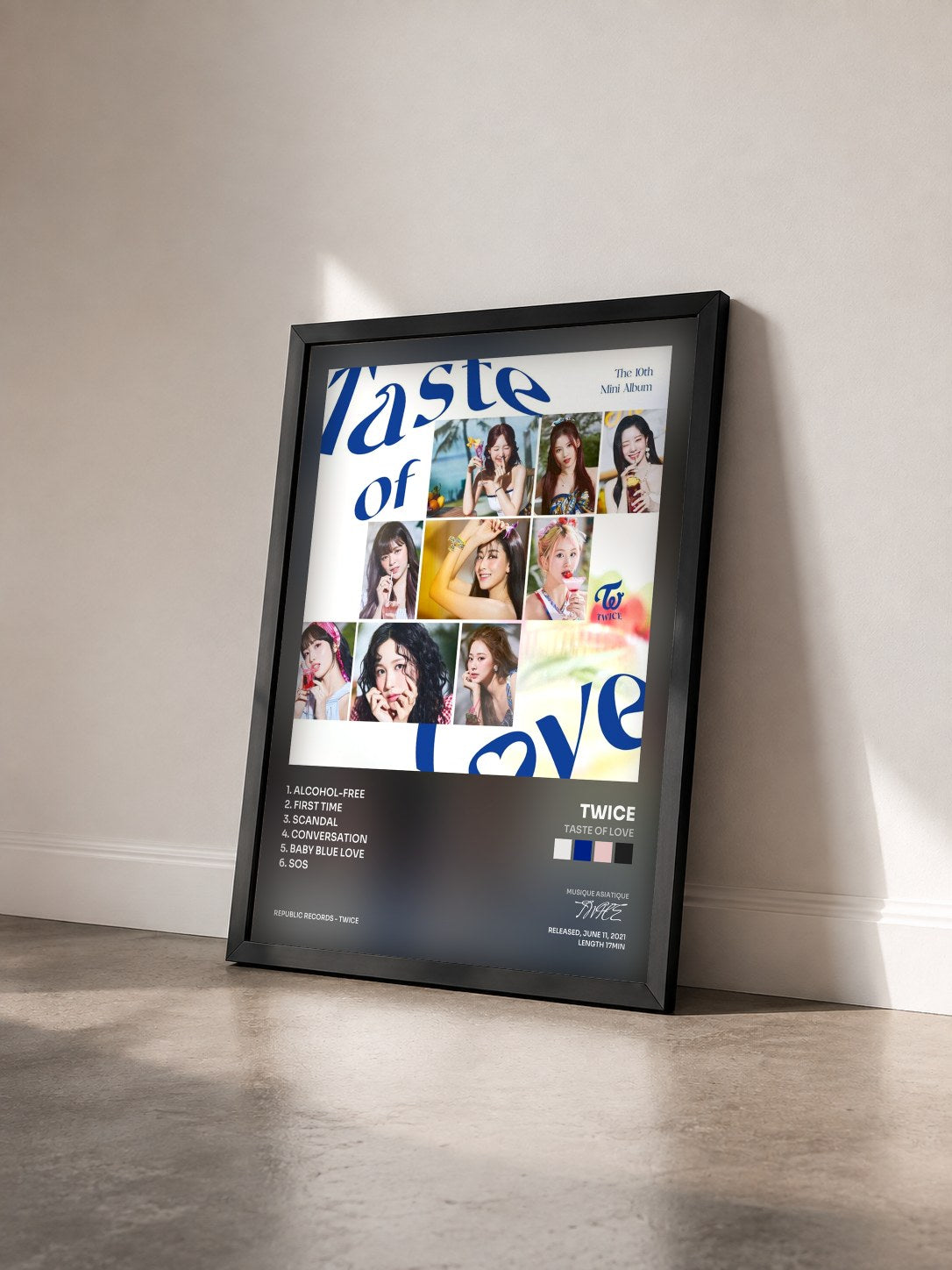 #noir Tableau de l'album Taste of Love de TWICE vu de trois quarts, cadre noir