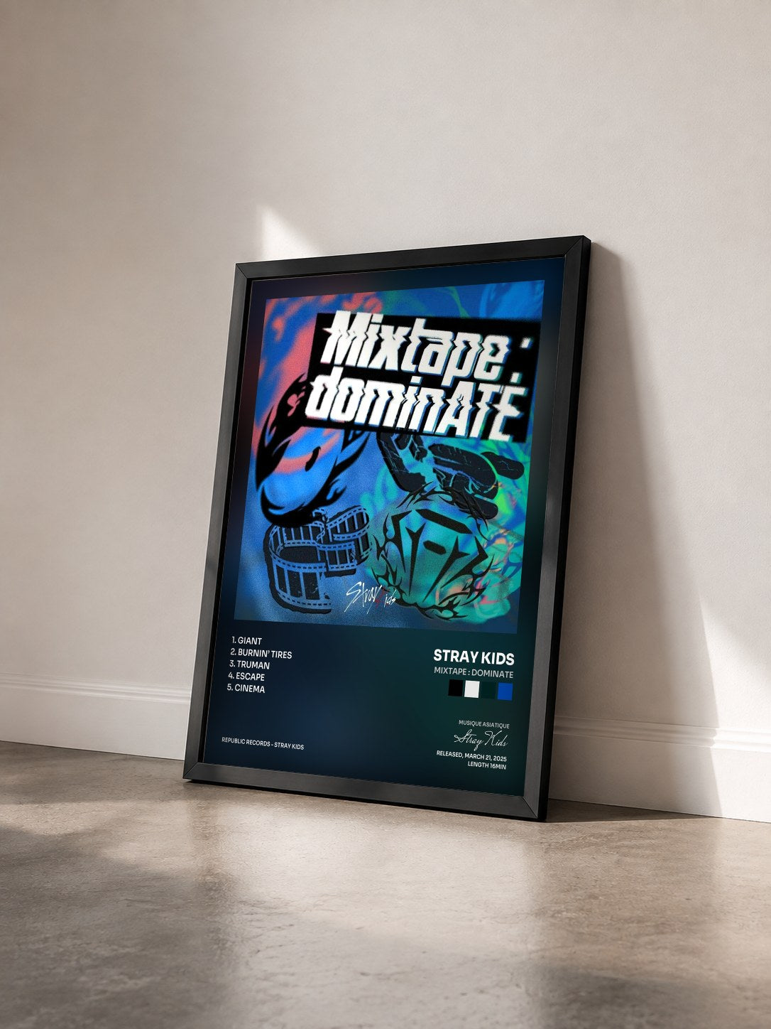 #noir Tableau de l'album Mixtape : dominATE de Stray Kids vu de trois quarts, cadre noir