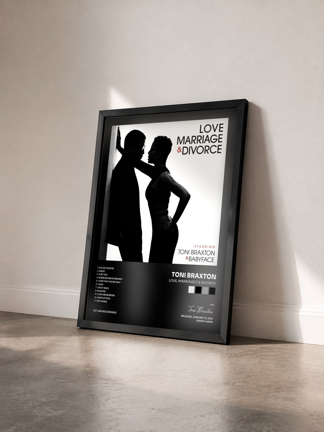 #noir Tableau de l'album Love, Marriage‎ & Divorce de Toni Braxton vu de trois quarts, cadre noir
