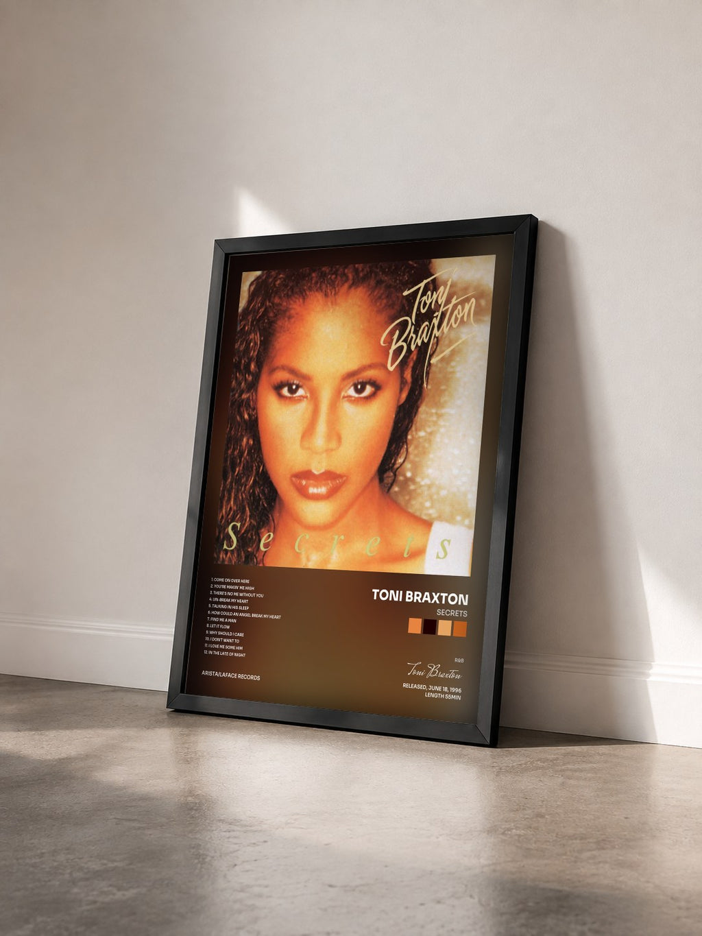 #noir Secrets von Toni Braxton als gerahmter Kunstdruck von schräg gesehen, schwarzer Rahmen