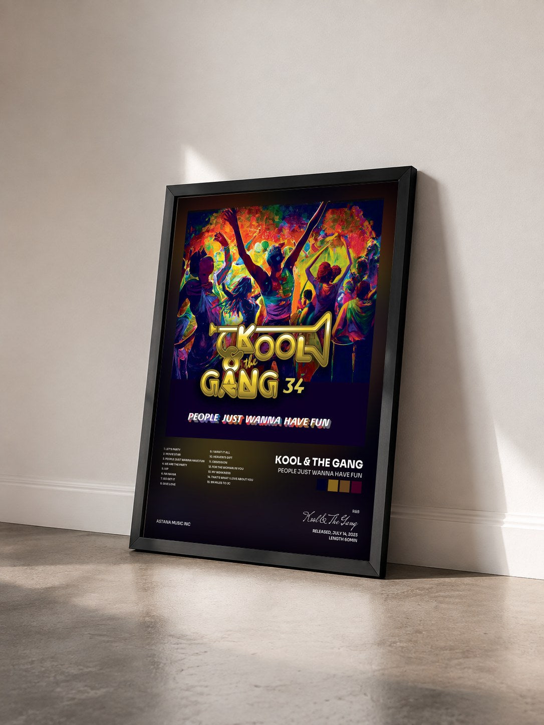 #noir People Just Wanna Have Fun von Kool & The Gang als gerahmter Kunstdruck von schräg gesehen, schwarzer Rahmen