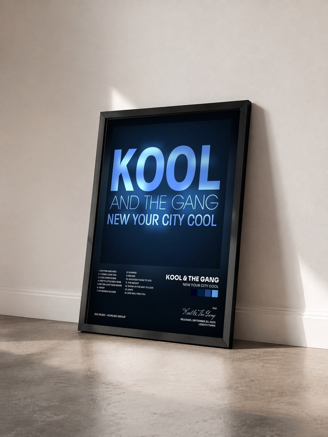 #noir New Your City Cool von Kool & The Gang als gerahmter Kunstdruck von schräg gesehen, schwarzer Rahmen