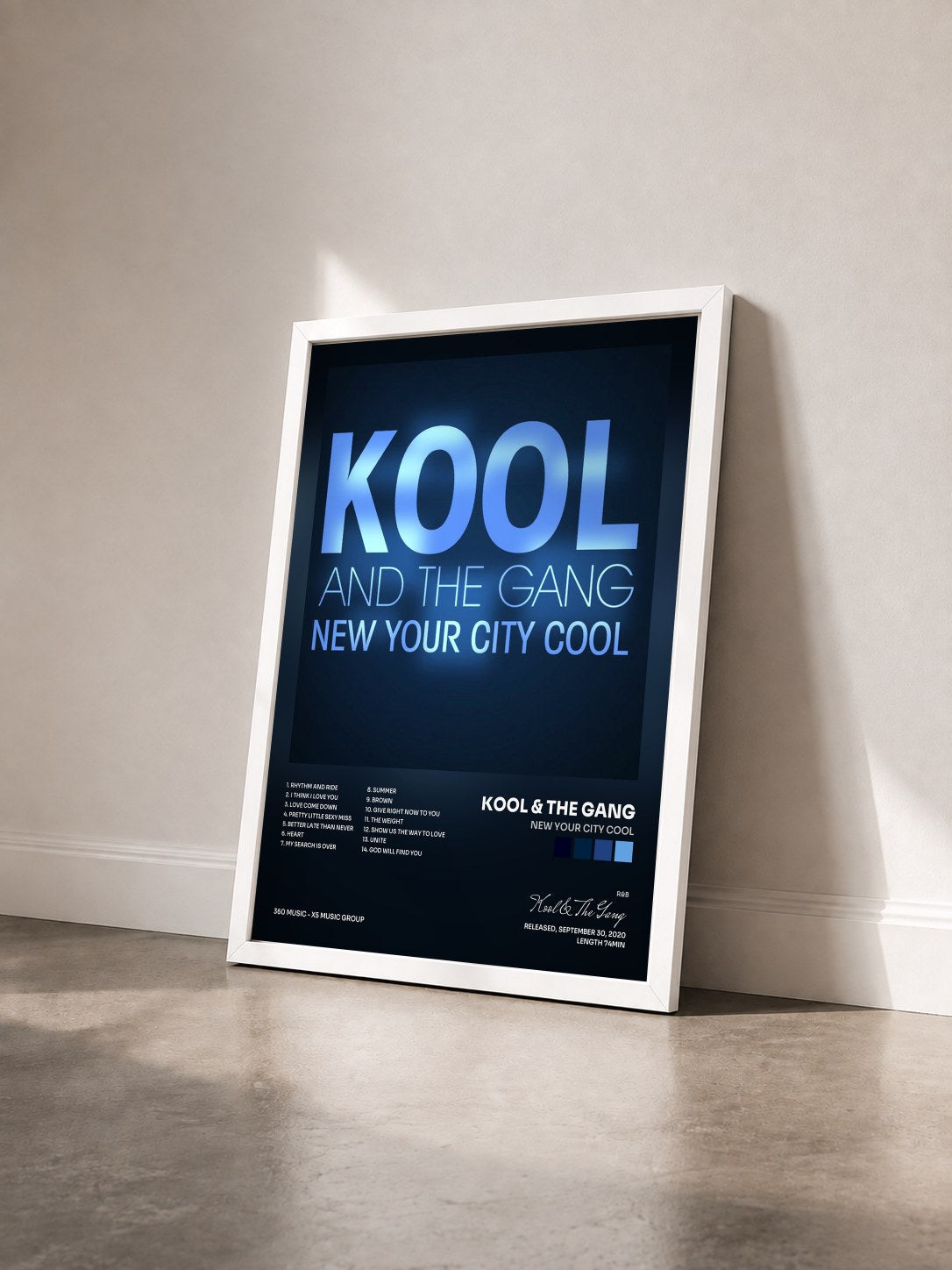 #blanc New Your City Cool von Kool & The Gang als gerahmter Kunstdruck von schräg gesehen, weißer Rahmen