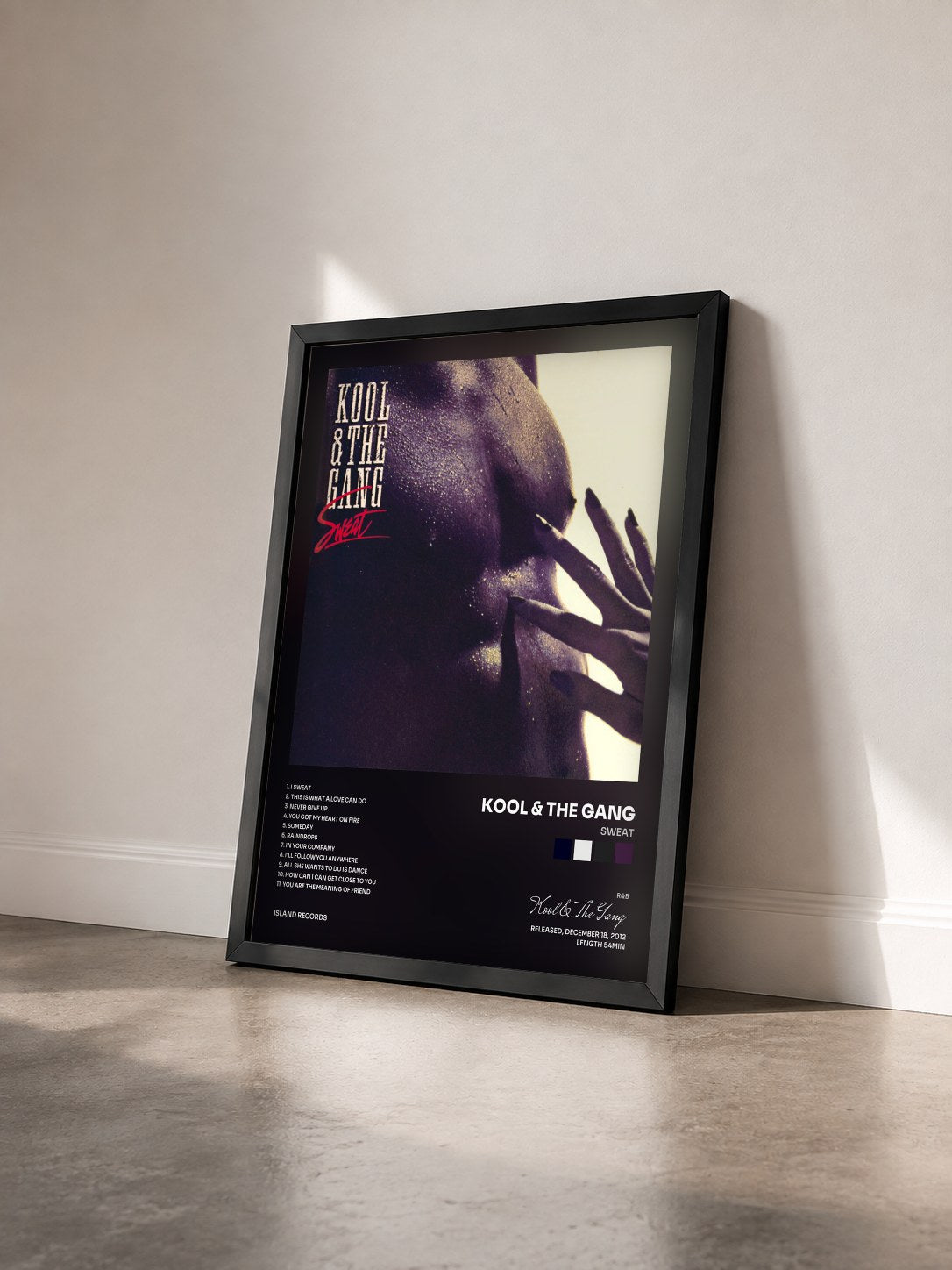#noir Sweat von Kool & The Gang als gerahmter Kunstdruck von schräg gesehen, schwarzer Rahmen