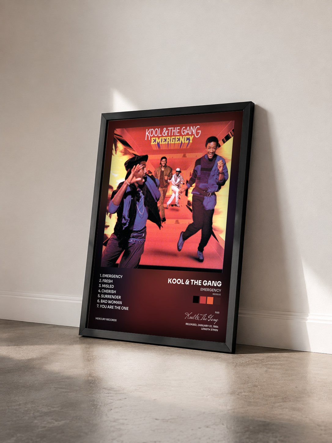 #noir Emergency (Reissue) di Kool & The Gang in stampa incorniciata vista di tre quarti, cornice nera