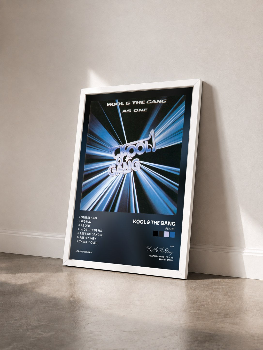 #blanc As One di Kool & The Gang in stampa incorniciata vista di tre quarti, cornice bianca