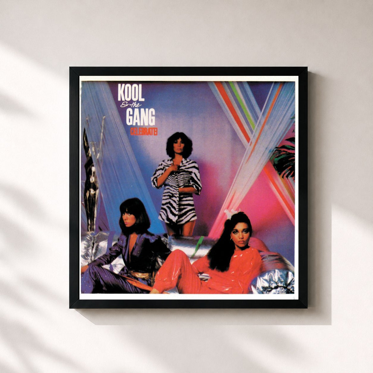 #noir Celebrate! di Kool & The Gang in stampa quadrata incorniciata, cornice nera 32x32 cm