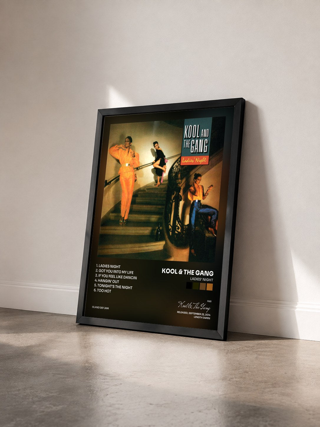 #noir Ladies' Night von Kool & The Gang als gerahmter Kunstdruck von schräg gesehen, schwarzer Rahmen