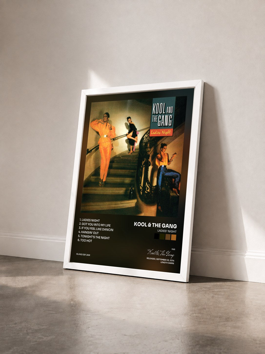 #blanc Ladies' Night von Kool & The Gang als gerahmter Kunstdruck von schräg gesehen, weißer Rahmen