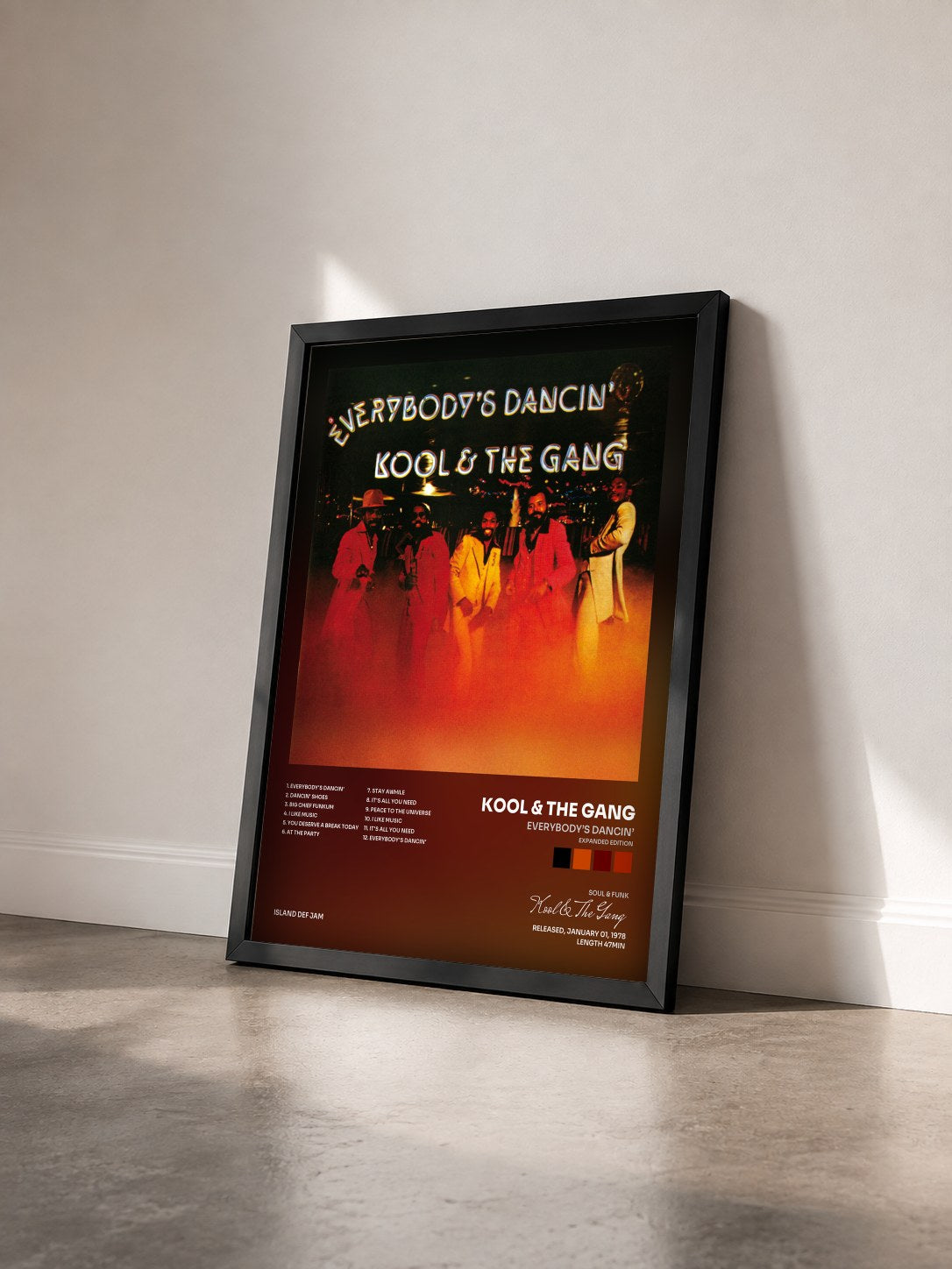 #noir Everybody’s Dancin’ (Expanded Edition) di Kool & The Gang in stampa incorniciata vista di tre quarti, cornice nera