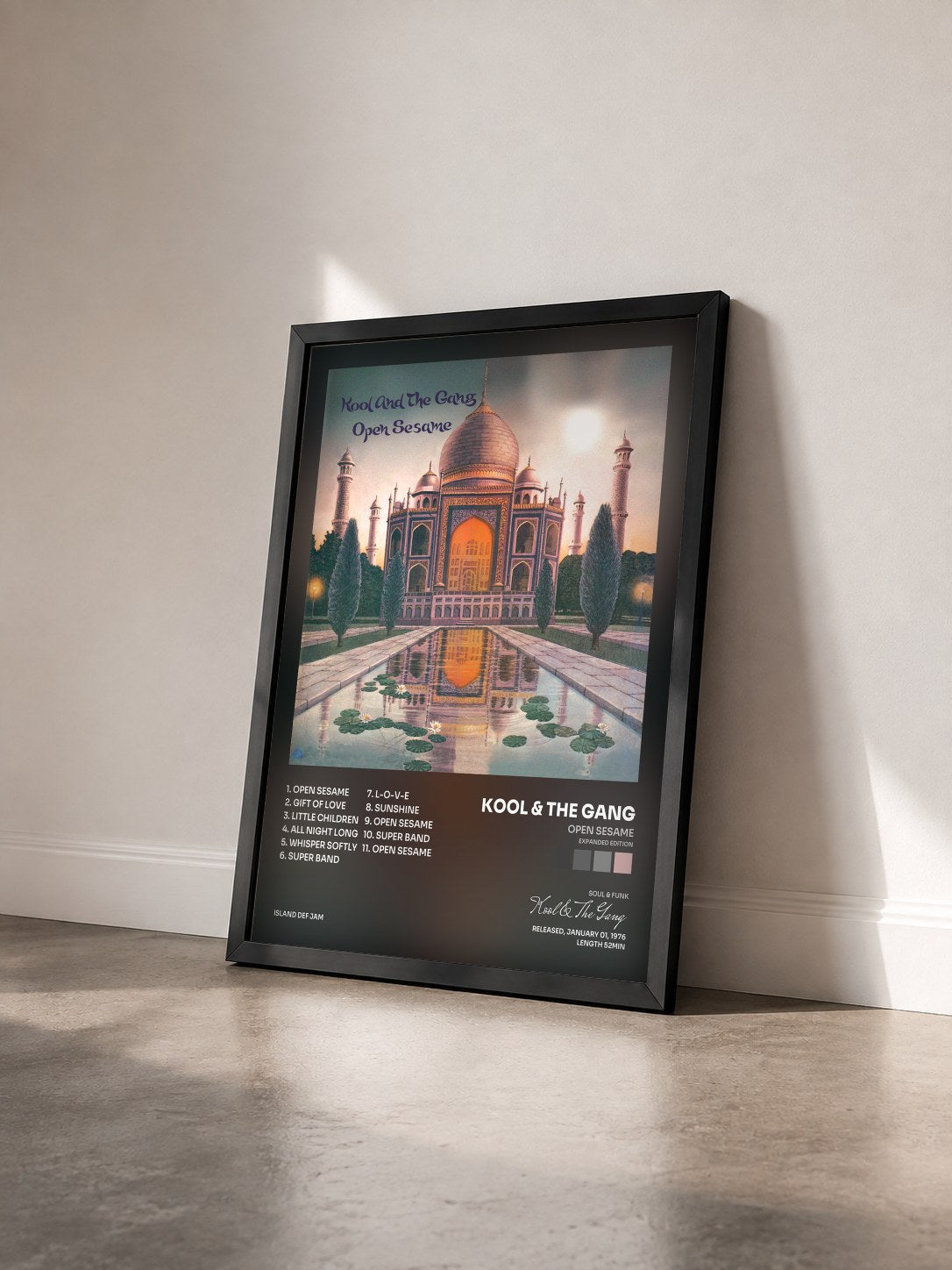 #noir Open Sesame (Expanded Edition) von Kool & The Gang als gerahmter Kunstdruck von schräg gesehen, schwarzer Rahmen