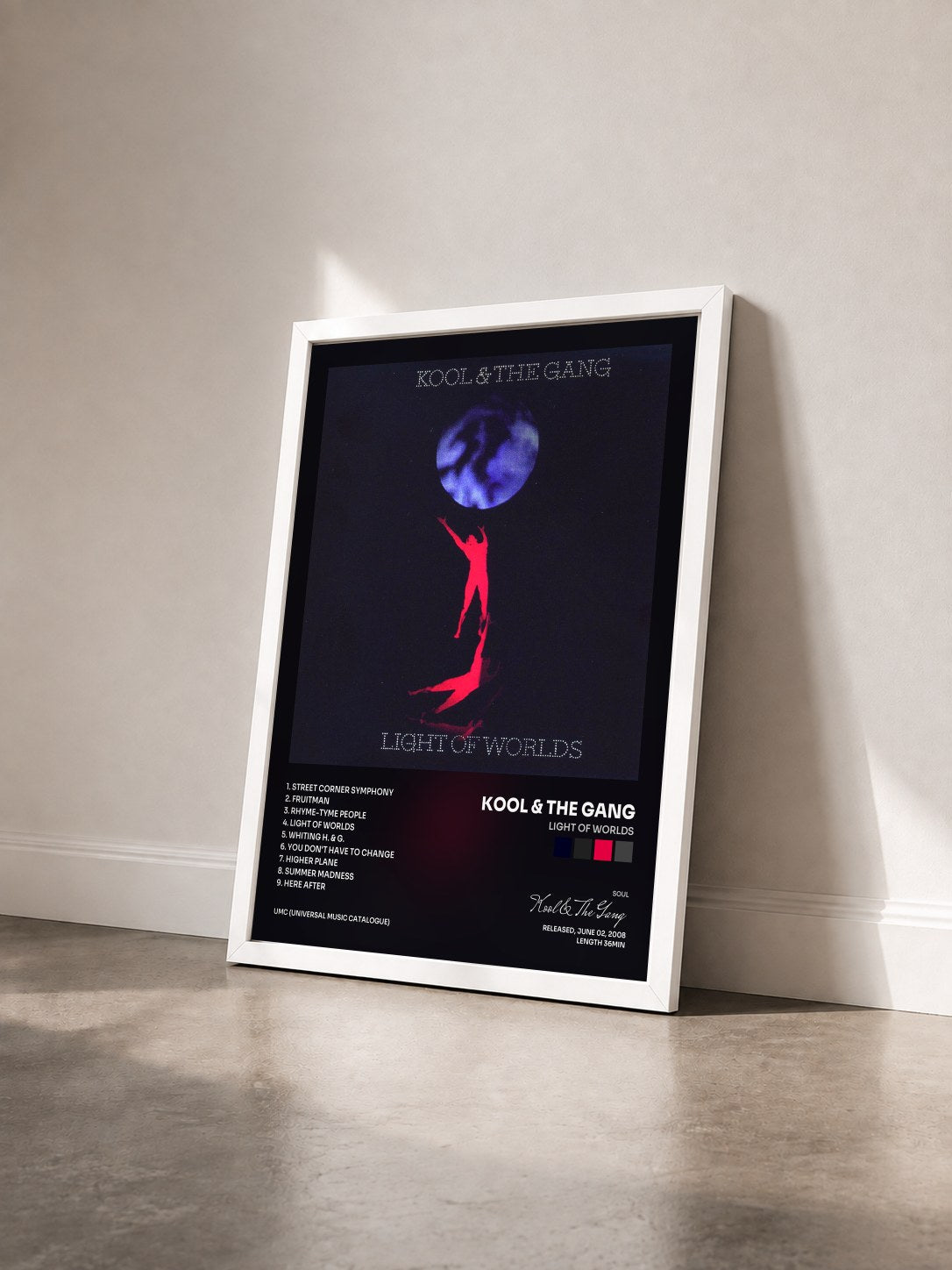 #blanc Light Of Worlds von Kool & The Gang als gerahmter Kunstdruck von schräg gesehen, weißer Rahmen