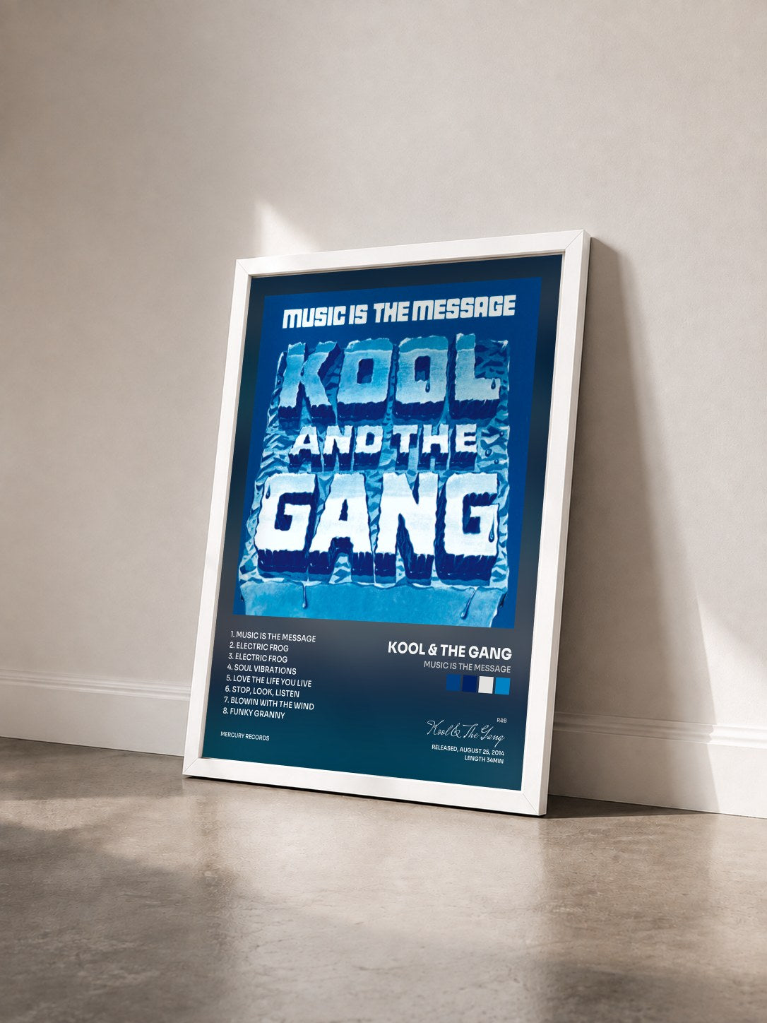#blanc Music Is The Message von Kool & The Gang als gerahmter Kunstdruck von schräg gesehen, weißer Rahmen