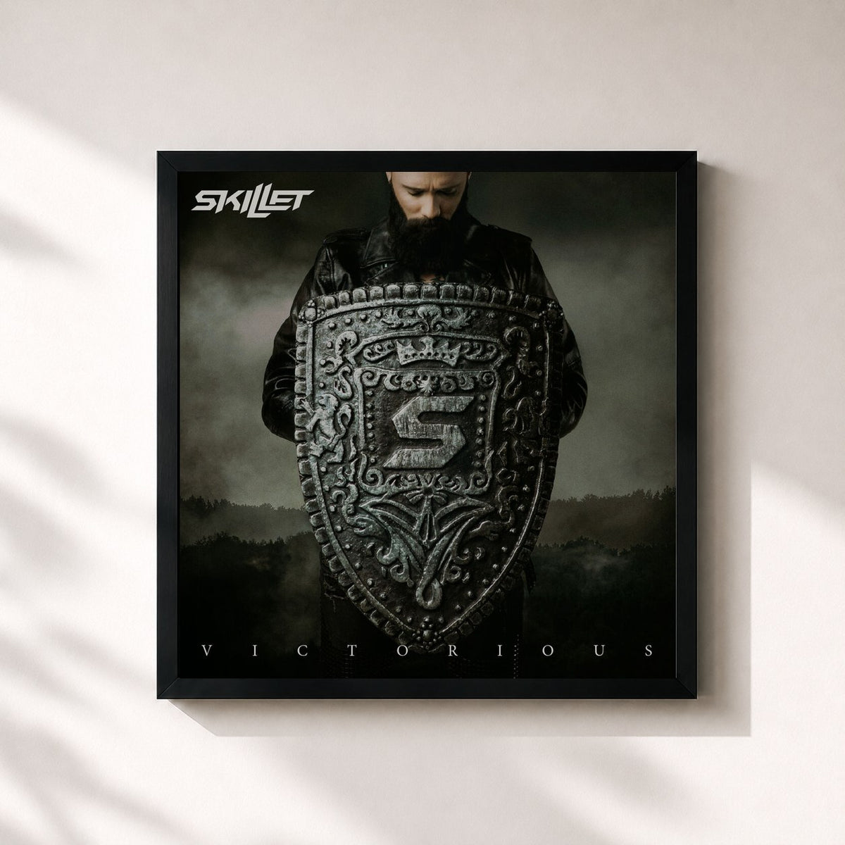 #noir Victorious von Skillet als quadratischer Kunstdruck, schwarzer Rahmen 32x32 cm