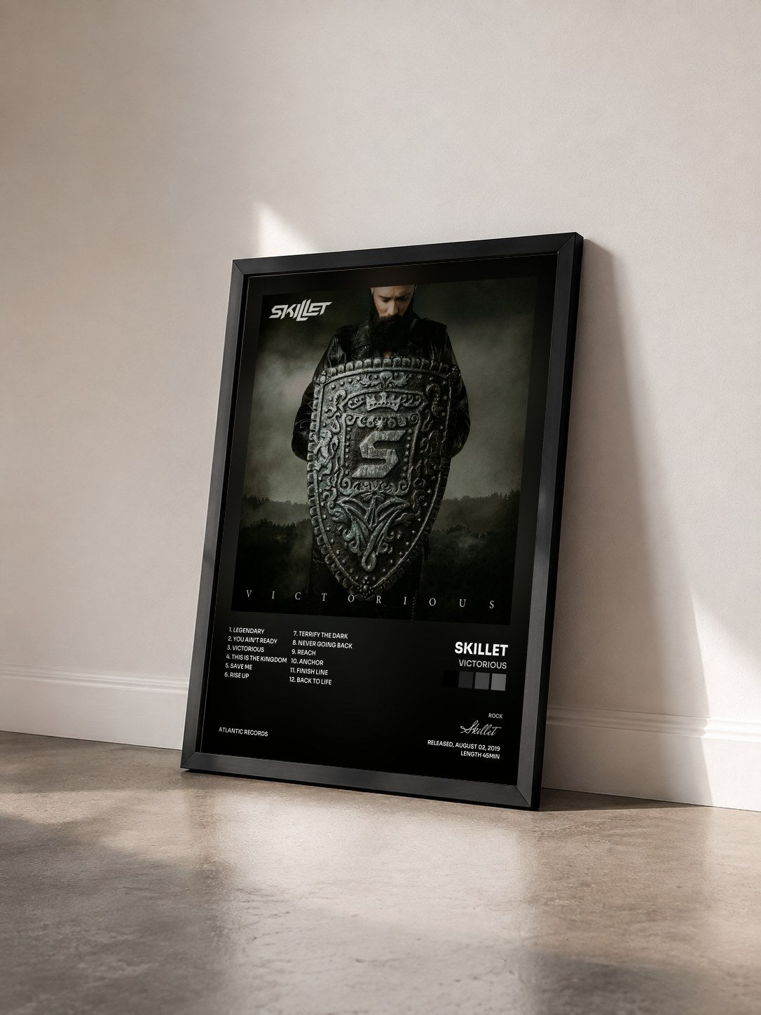 #noir Victorious von Skillet als gerahmter Kunstdruck von schräg gesehen, schwarzer Rahmen