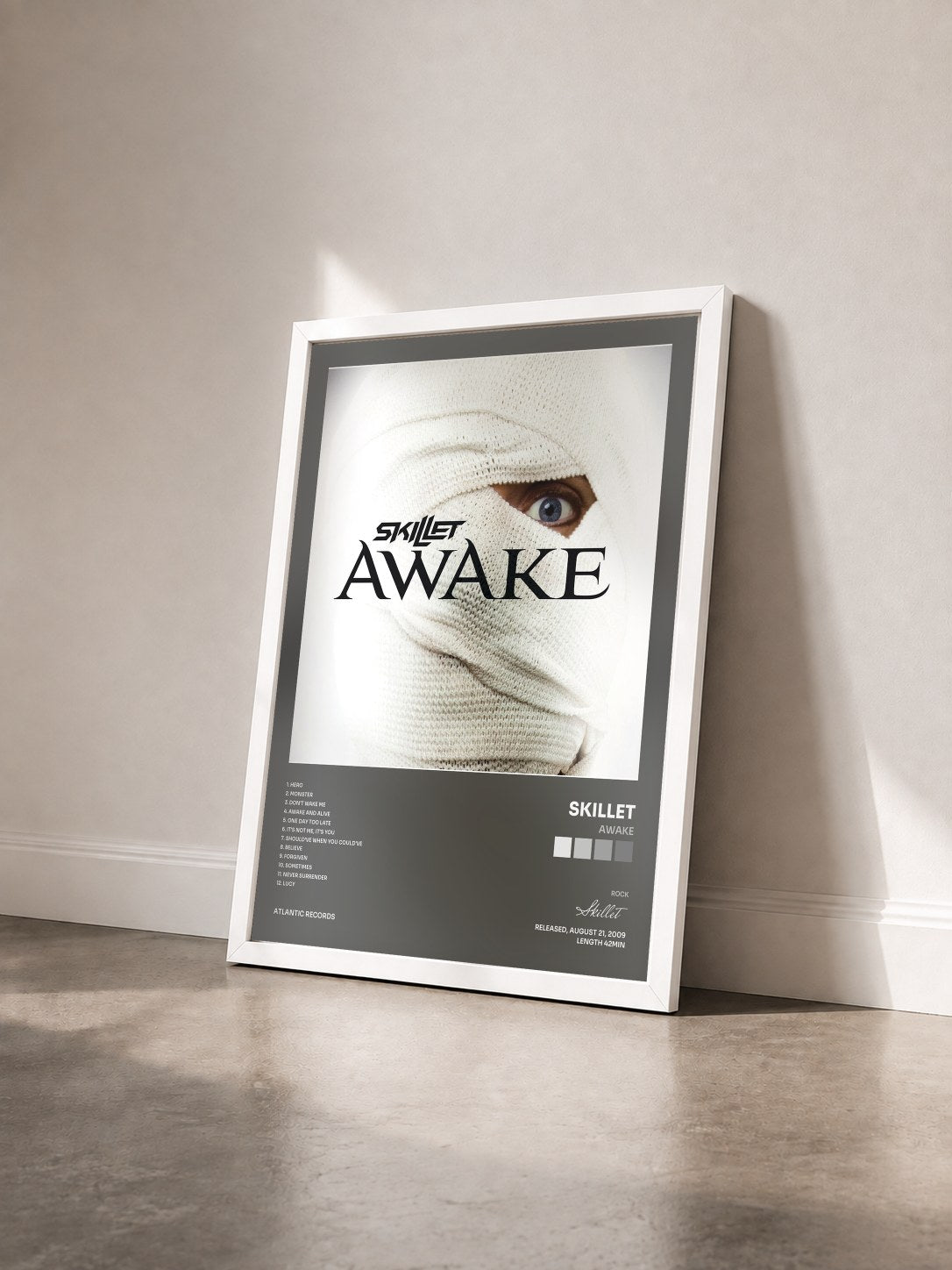 #blanc Awake von Skillet als gerahmter Kunstdruck von schräg gesehen, weißer Rahmen
