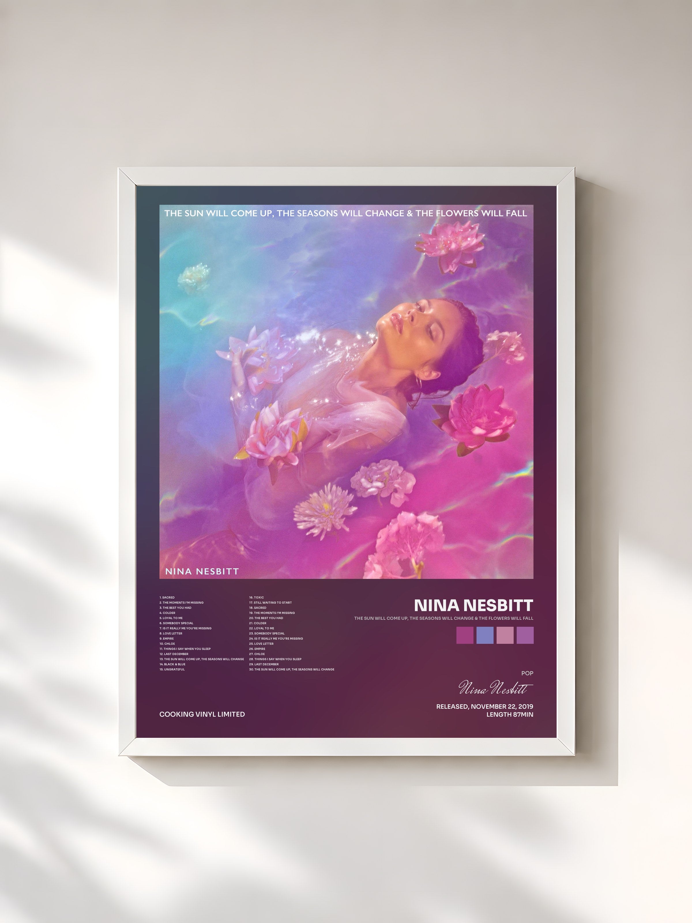 #blanc Tableau de l'album The Sun Will Come up, The Seasons Will Change & The Flowers Will Fall de Nina Nesbitt, cadre blanc, imprimé et encadré en France
