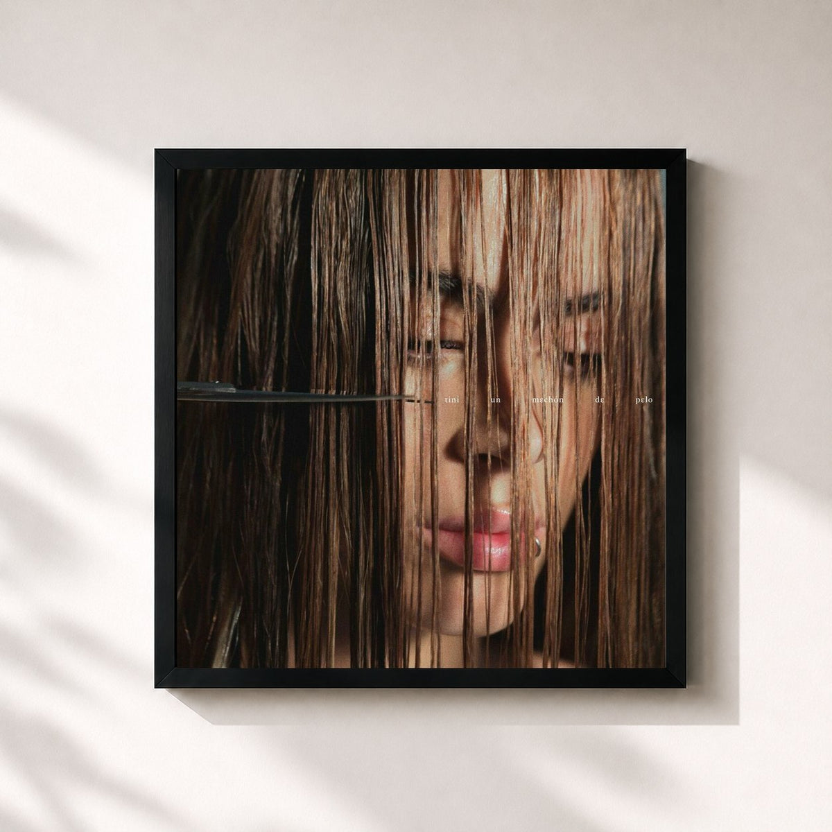 #noir un mechón by pelo de TINI as a square framed art print, black 32x32 cm frame