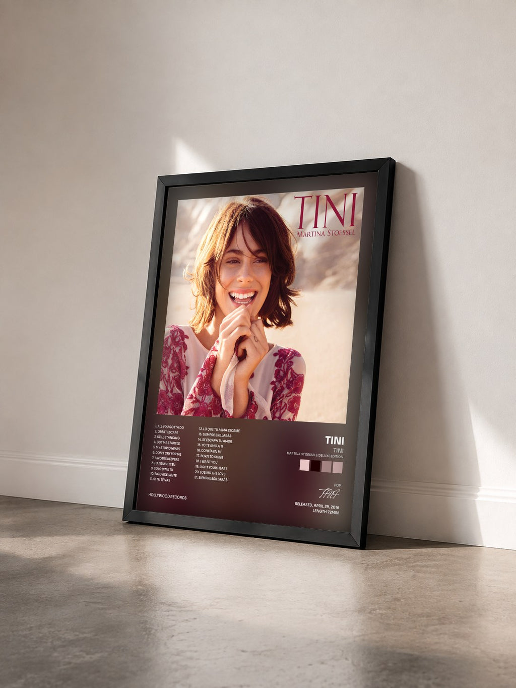 #noir TINI (Martina Stoessel) (Deluxe Edition) di TINI in stampa incorniciata vista di tre quarti, cornice nera