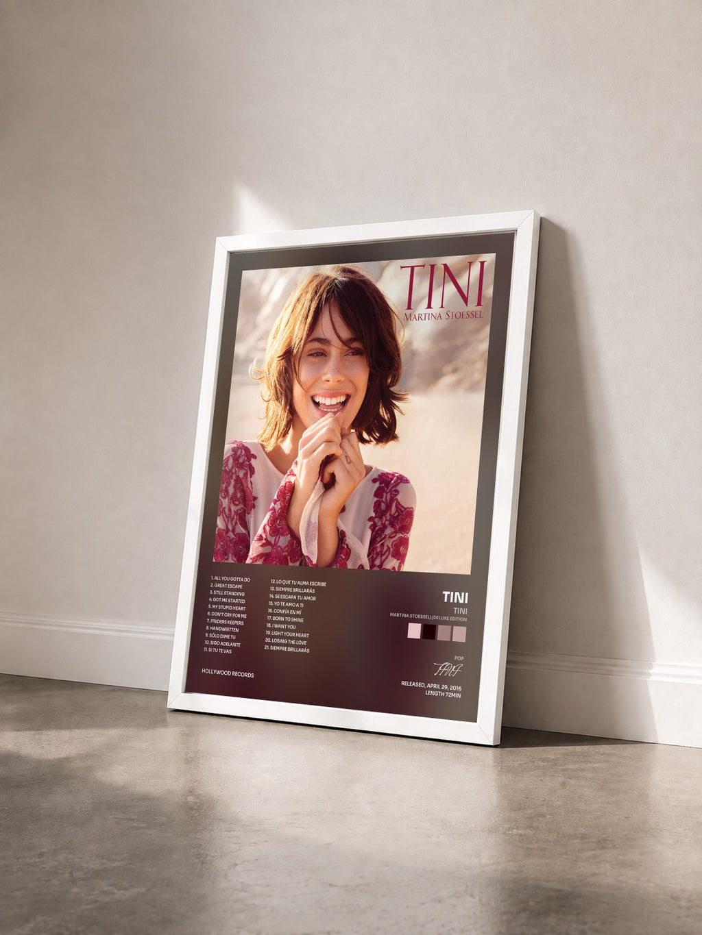 #blanc TINI (Martina Stoessel) (Deluxe Edition) di TINI in stampa incorniciata vista di tre quarti, cornice bianca