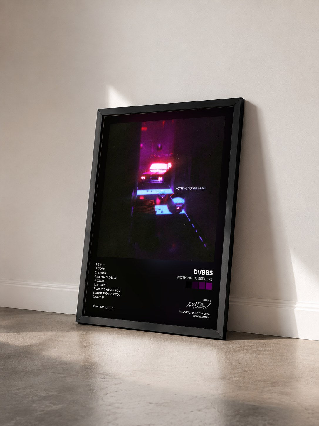 #noir Tableau de l'album Nothing To See Here de DVBBS vu de trois quarts, cadre noir