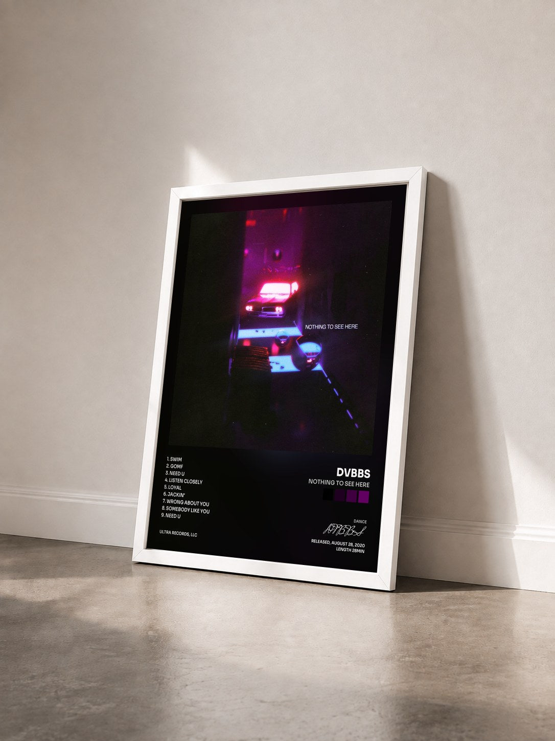 #blanc Tableau de l'album Nothing To See Here de DVBBS vu de trois quarts, cadre blanc