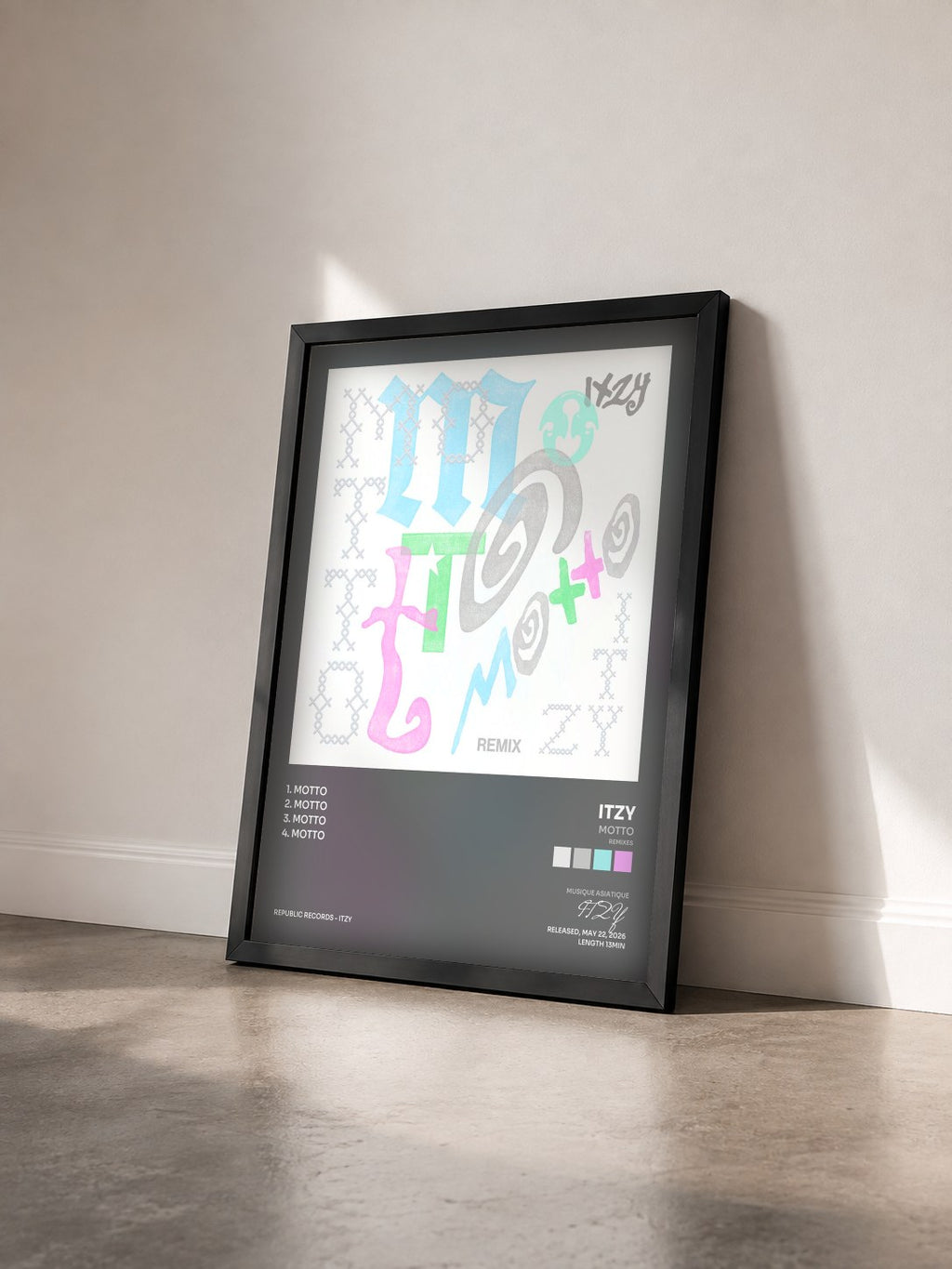 #noir Tableau de l'album Motto (Remixes) de ITZY vu de trois quarts, cadre noir