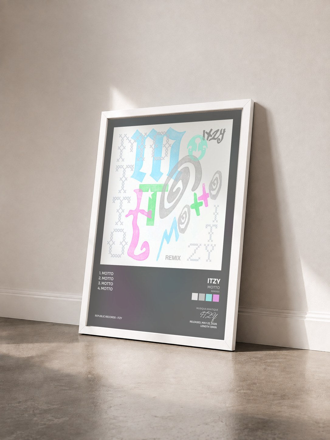 #blanc Tableau de l'album Motto (Remixes) de ITZY vu de trois quarts, cadre blanc