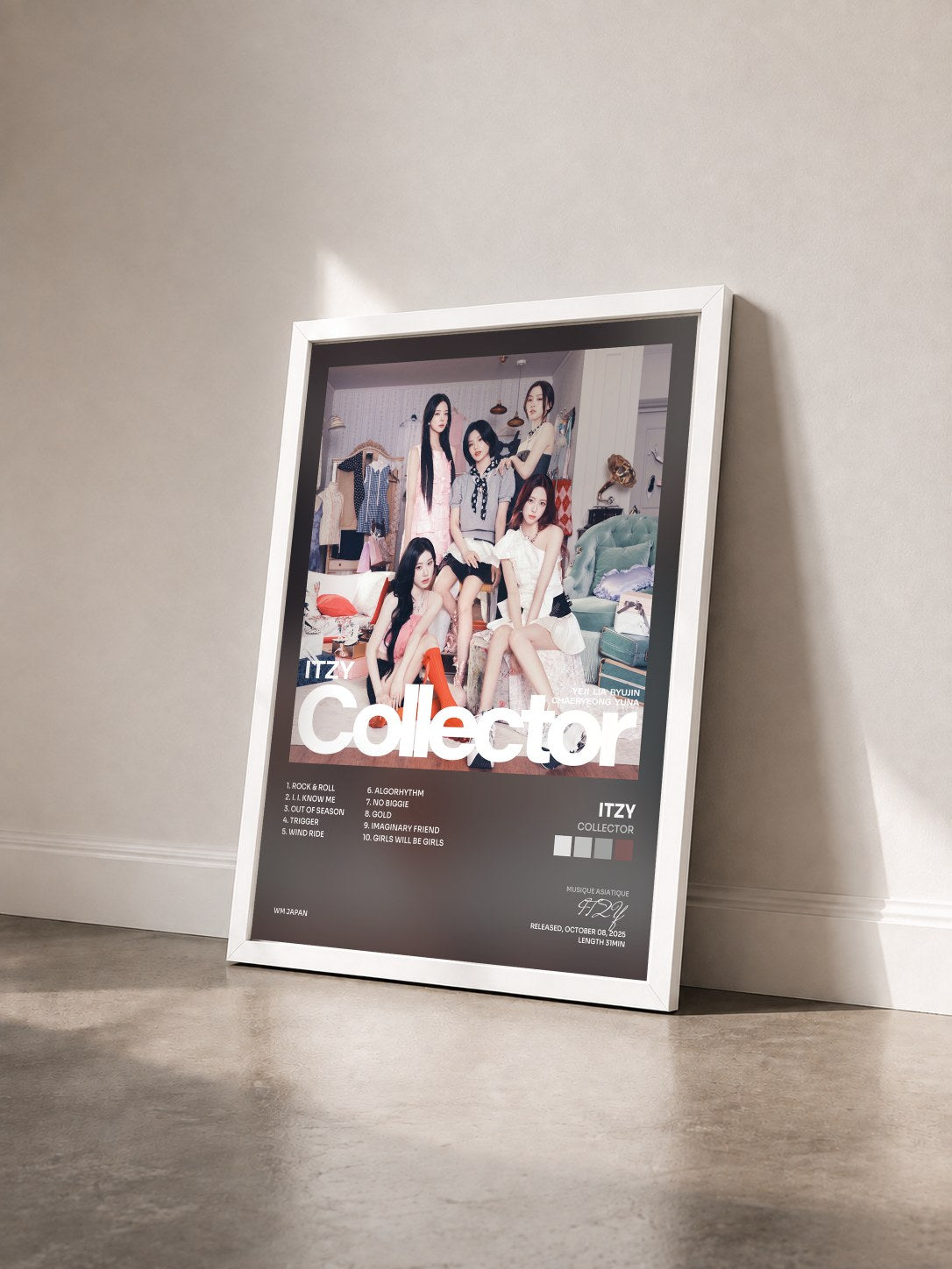 #blanc Tableau de l'album Collector de ITZY vu de trois quarts, cadre blanc