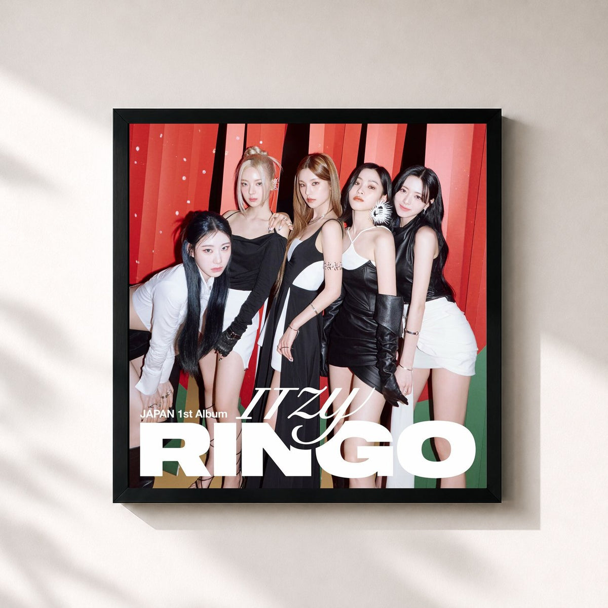#noir Tableau carré de l'album RINGO de ITZY, cadre noir 32x32 cm
