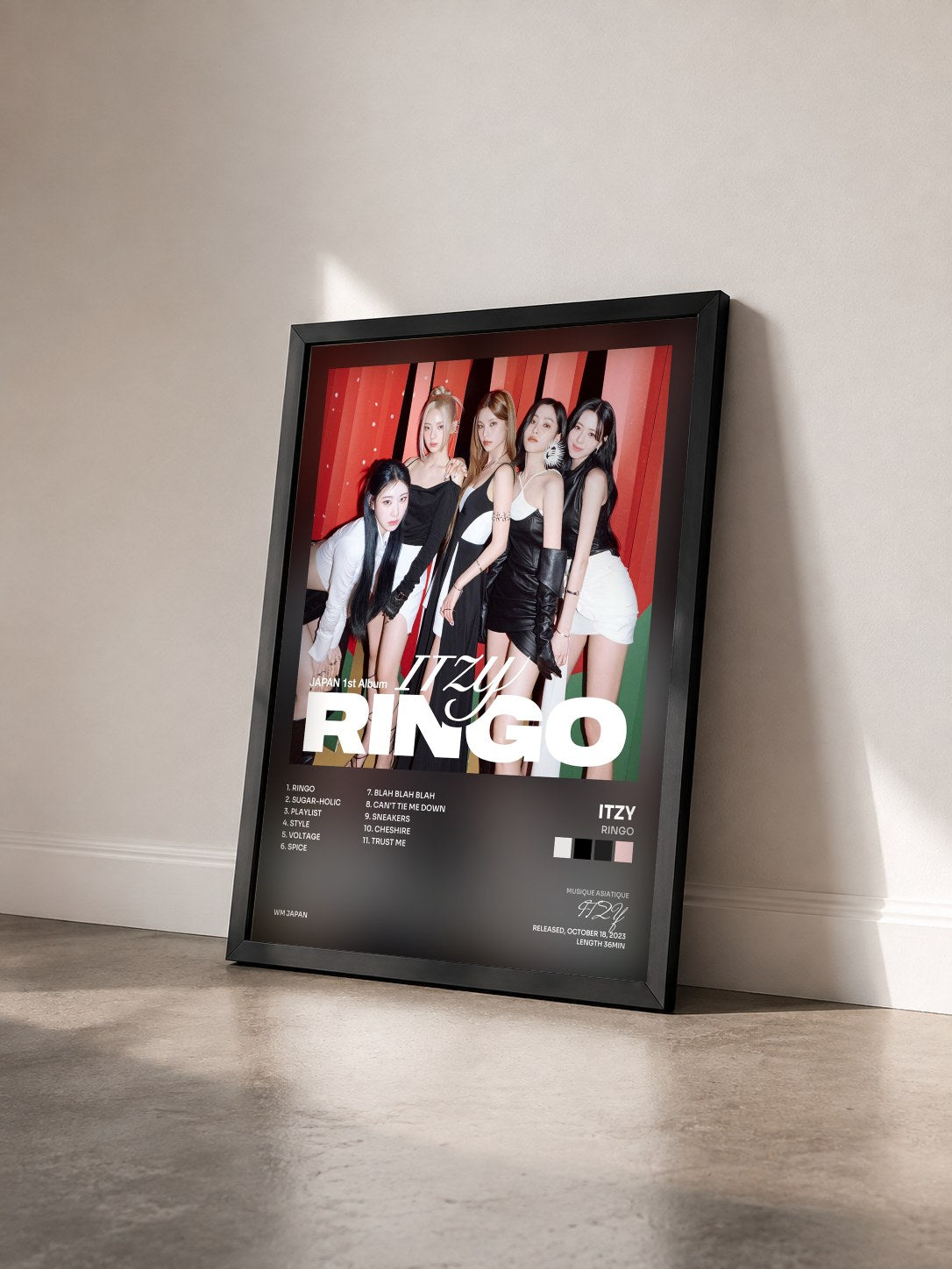 #noir Tableau de l'album RINGO de ITZY vu de trois quarts, cadre noir