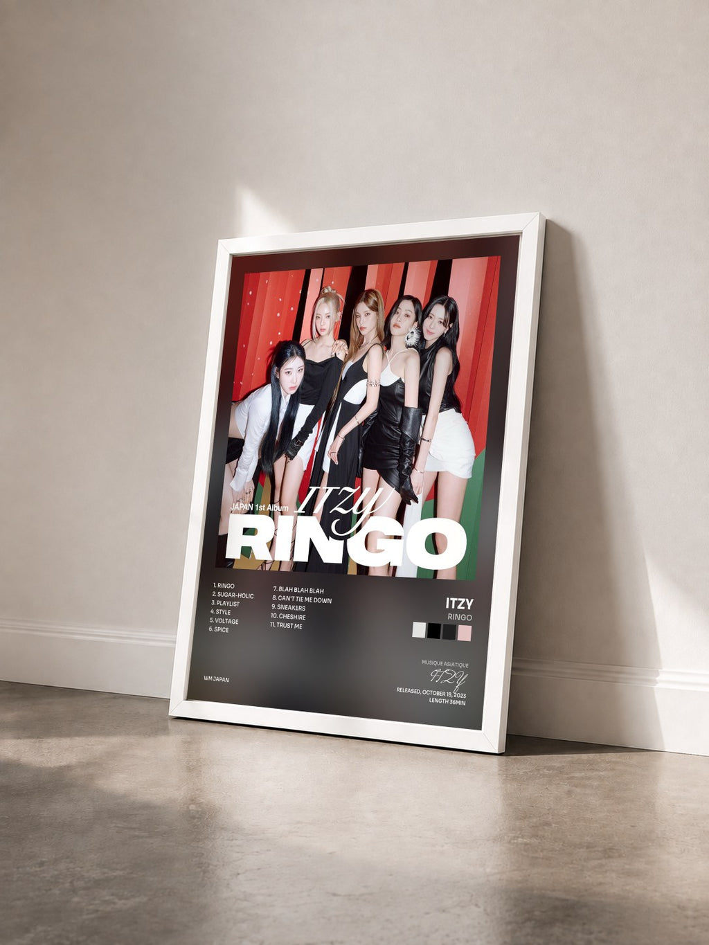 #blanc Tableau de l'album RINGO de ITZY vu de trois quarts, cadre blanc