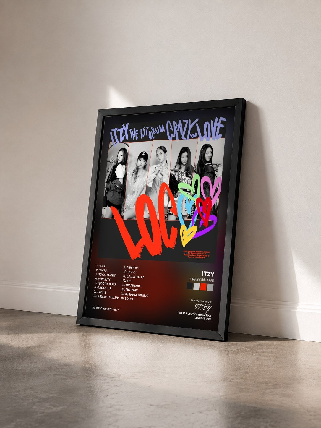 #noir Tableau de l'album CRAZY IN LOVE de ITZY vu de trois quarts, cadre noir