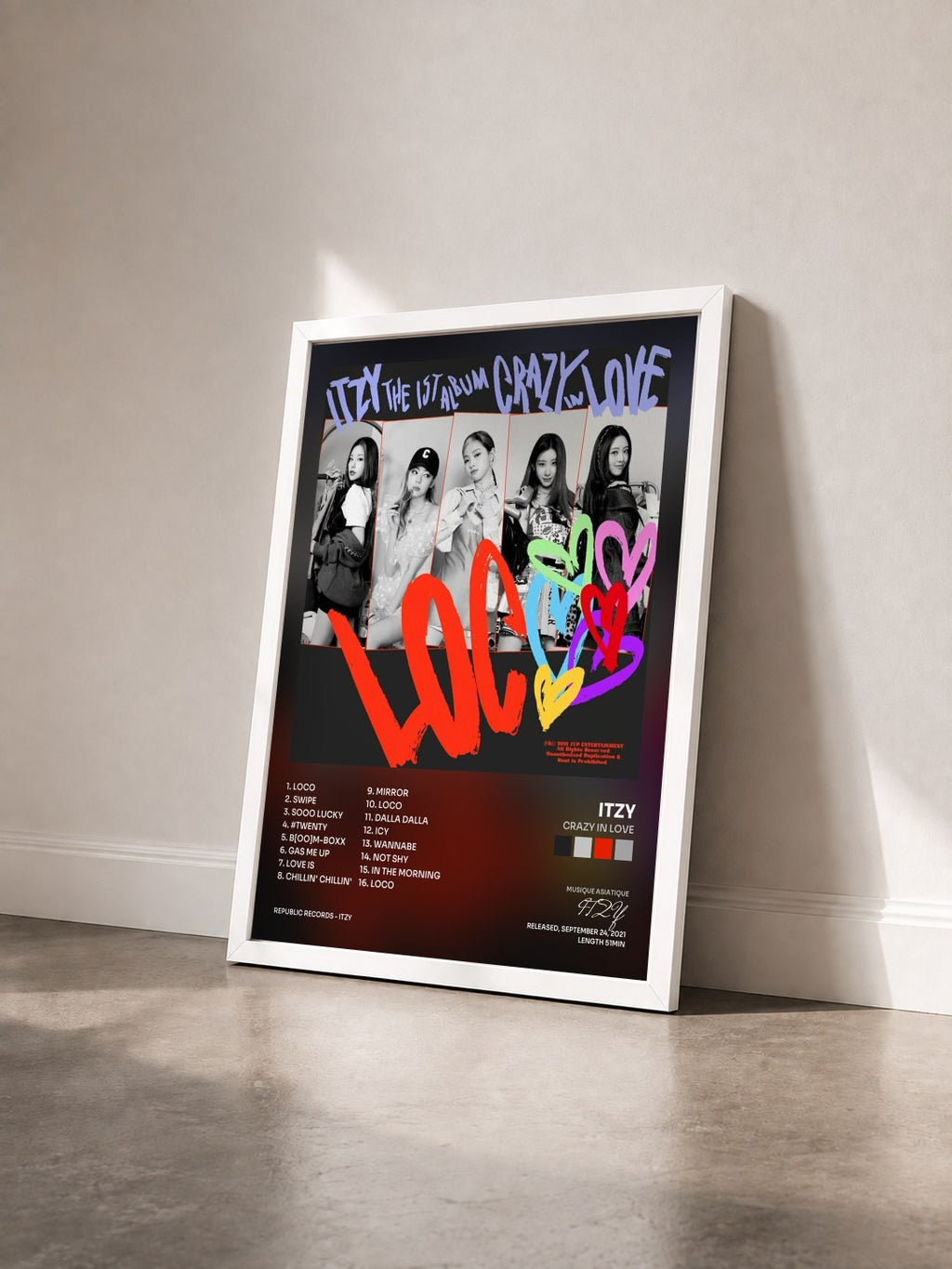 #blanc Tableau de l'album CRAZY IN LOVE de ITZY vu de trois quarts, cadre blanc