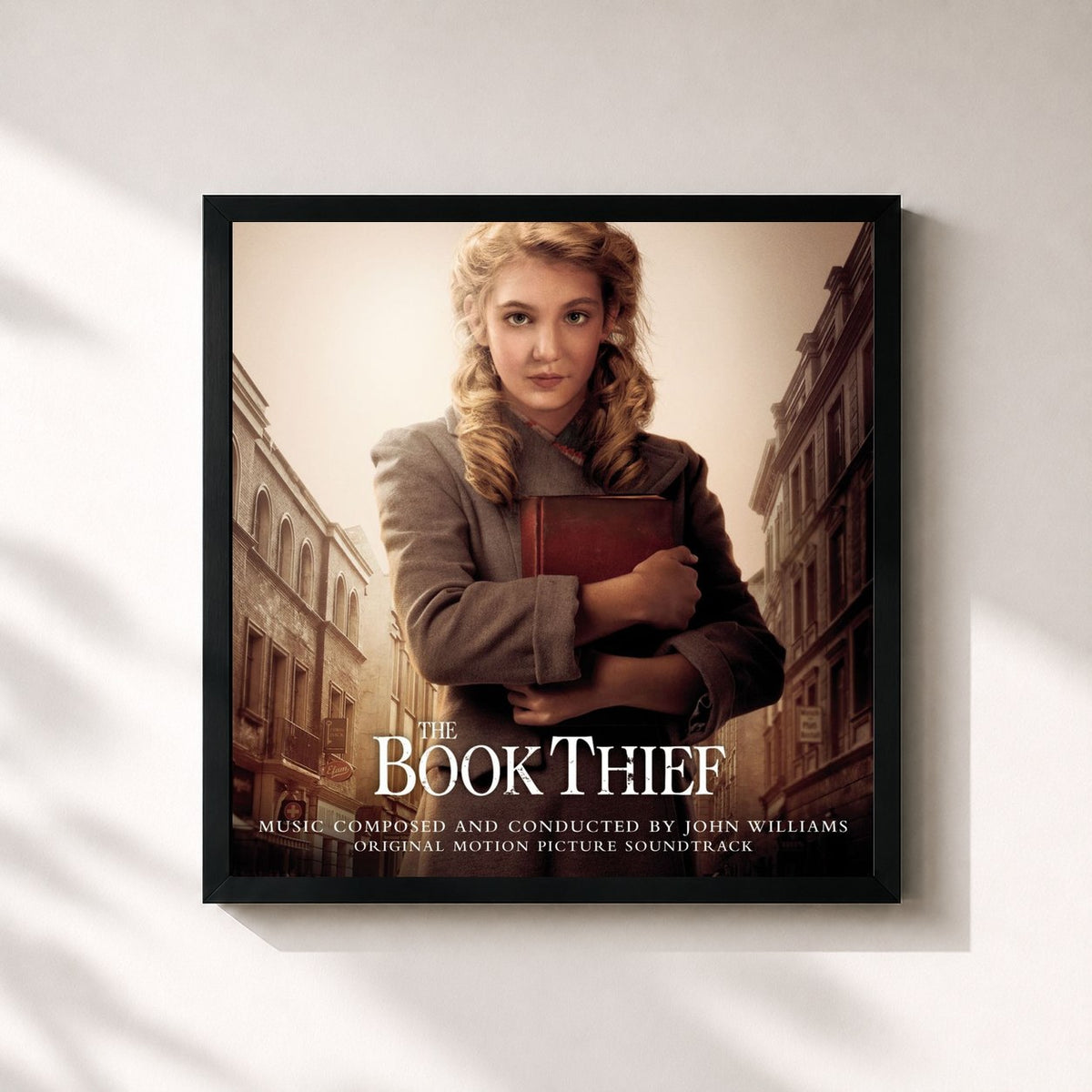 #noir Tableau carré de l'album The Book Thief (Original Motion Picture Soundtrack) de John Williams, cadre noir 32x32 cm
