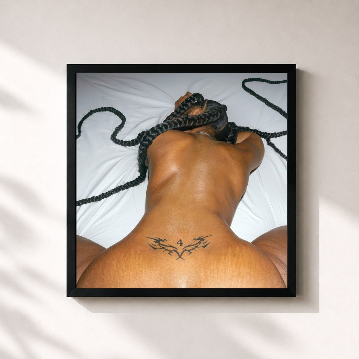 #noir PARTYNEXTDOOR 4 (P4) von PARTYNEXTDOOR als quadratischer Kunstdruck, schwarzer Rahmen 32x32 cm