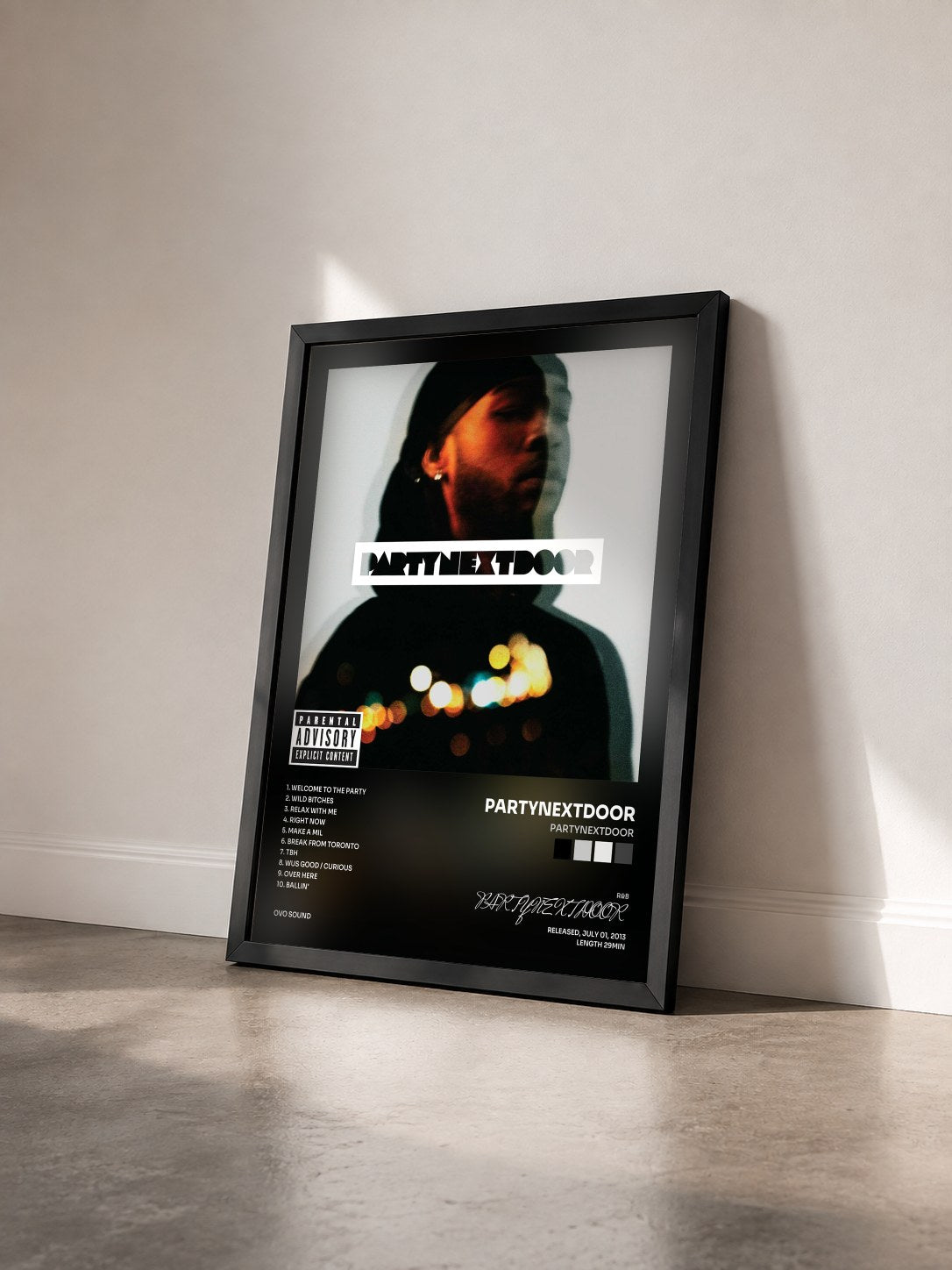 #noir PARTYNEXTDOOR von PARTYNEXTDOOR als gerahmter Kunstdruck von schräg gesehen, schwarzer Rahmen