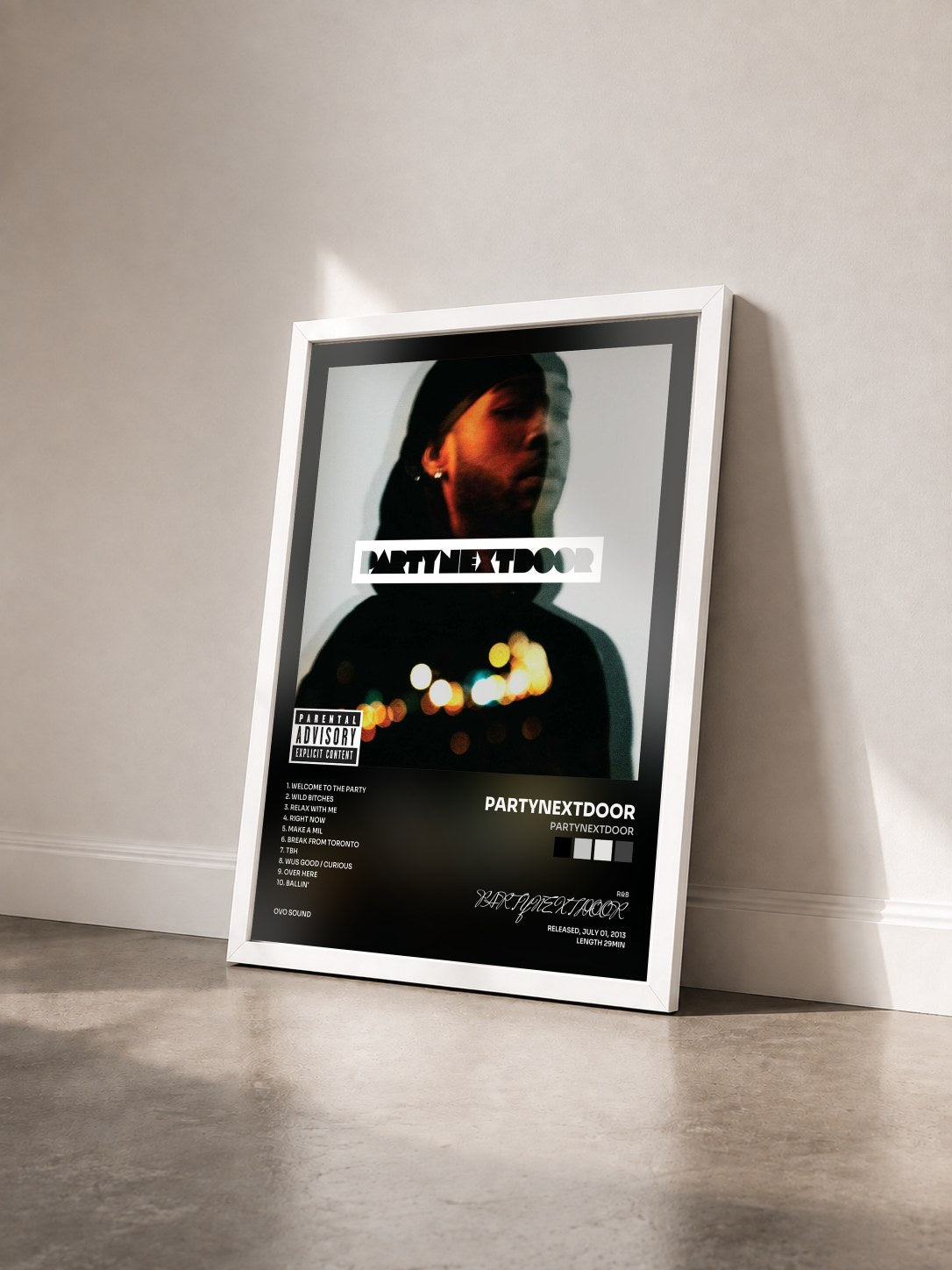 #blanc PARTYNEXTDOOR von PARTYNEXTDOOR als gerahmter Kunstdruck von schräg gesehen, weißer Rahmen